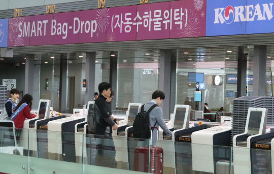 18일 영종도 인천공항 제2여객터미널에서 승객들이  자동수하물 위탁을 하고 있다. 지난달 18일 제2여객터미널 개장 후 한 달 동안 162만명이 제2터미널을 이용한 것으로 집계됐으며 출국한 승객의 36%는 '셀프체크인' 서비스를, 11%는 직접 짐을 부치는 '셀프백드롭' 서비스를 이용했다고 인천국제공항공사는  밝혔다.